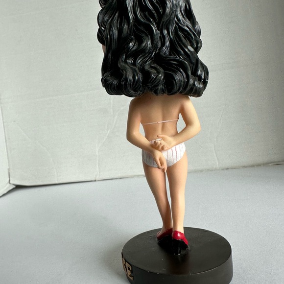 BETTIE PAGE HEAD KNOCKER BOBBLE HEAD HEADKNOCKER BY NECA - Picture 7 of 9